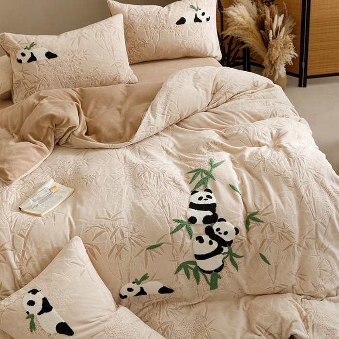 91家纺网 家纺一手货源 找家纺 蜜柚 2024新款230克全消光色烂牛奶绒毛巾绣四件套 熊猫墩墩-咖