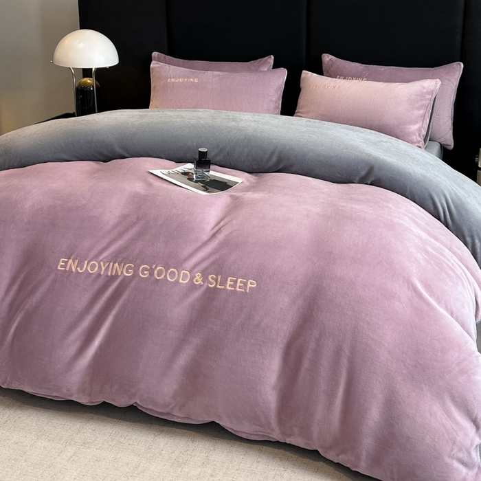 91家纺网 家纺一手货源 找家纺 澳梵家居 2024新款牛奶绒刺绣四件套--【山岚系列】 芋泥紫拼灰