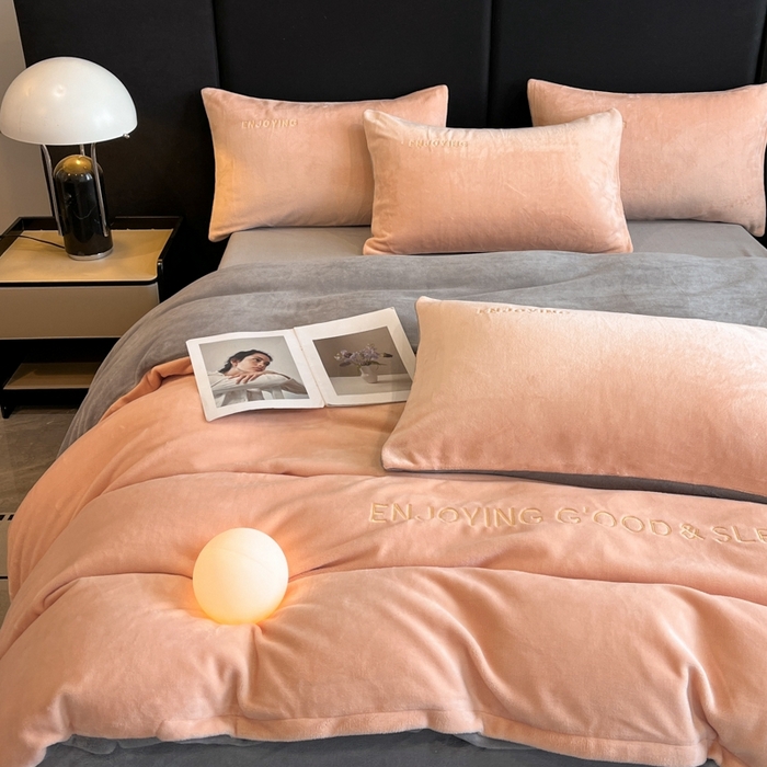 91家纺网 家纺一手货源 找家纺 澳梵家居 2024新款牛奶绒刺绣四件套--【山岚系列】 粉玉拼灰