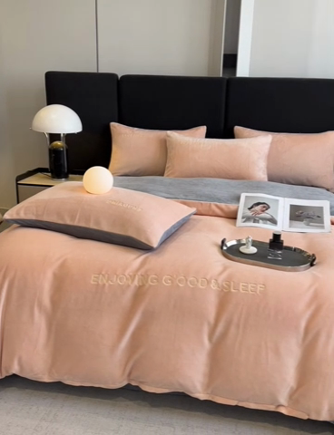 91家纺网 家纺一手货源 找家纺 澳梵家居 2024新款牛奶绒刺绣四件套--【山岚系列】 粉玉拼灰