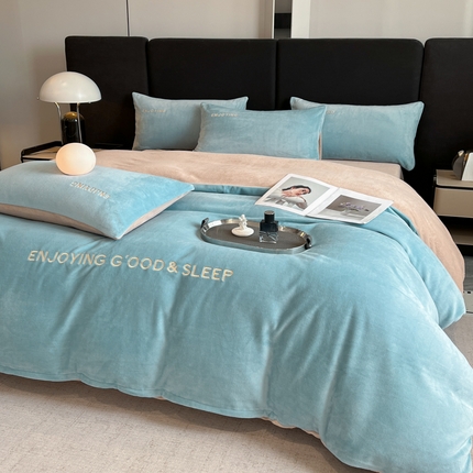 91家纺网 家纺一手货源 找家纺 澳梵家居 2024新款牛奶绒刺绣四件套--【山岚系列】 黛蓝拼卡其