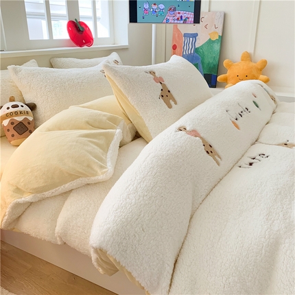 91家纺网 家纺一手货源 找家纺 2025新款高克重加厚羊羔绒牛奶绒四件套 长颈鹿白黄