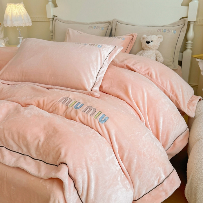 91家纺网 家纺一手货源 找家纺 梵克保罗  2024新款高克重9斤婴儿绒轻奢刺绣织带四件套 樱花粉