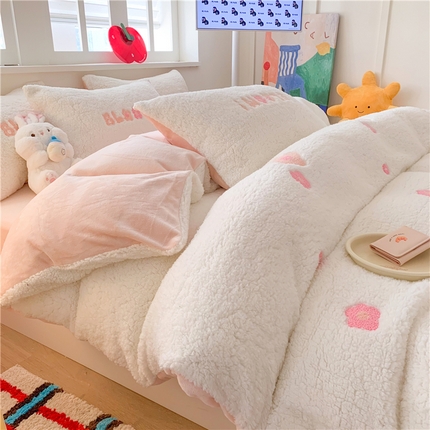 91家纺网 家纺一手货源 找家纺 2025新款高克重加厚羊羔绒牛奶绒四件套 花朵白粉