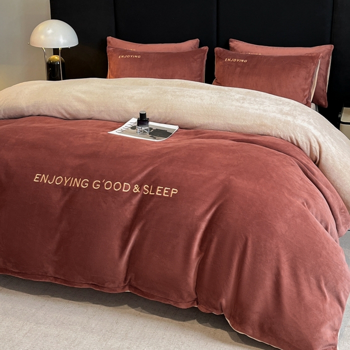 91家纺网 家纺一手货源 找家纺 澳梵家居 2024新款牛奶绒刺绣四件套--【山岚系列】 波多红拼卡其