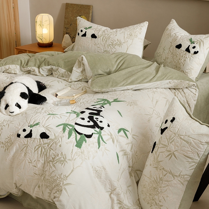 91家纺网 家纺一手货源 找家纺 蜜柚 2024新款230克全消光色烂牛奶绒毛巾绣四件套 熊猫墩墩-绿