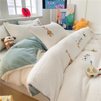 91家纺网 家纺一手货源 找家纺 2025新款高克重加厚羊羔绒牛奶绒四件套 长颈鹿白绿