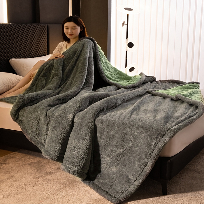 91家纺网 家纺一手货源 找家纺 澳梵家居 2024新款三层夹棉加厚塔肤绒毛毯 草绿-灰