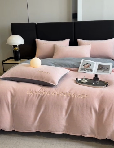 91家纺网 家纺一手货源 找家纺 澳梵家居 2024新款牛奶绒刺绣四件套--【山岚系列】 温柔粉拼灰