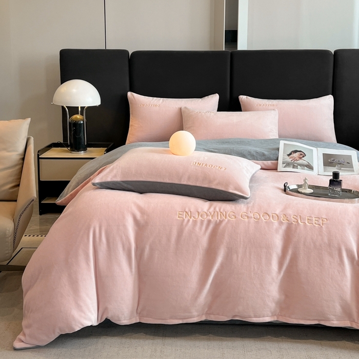 91家纺网 家纺一手货源 找家纺 澳梵家居 2024新款牛奶绒刺绣四件套--【山岚系列】 温柔粉拼灰