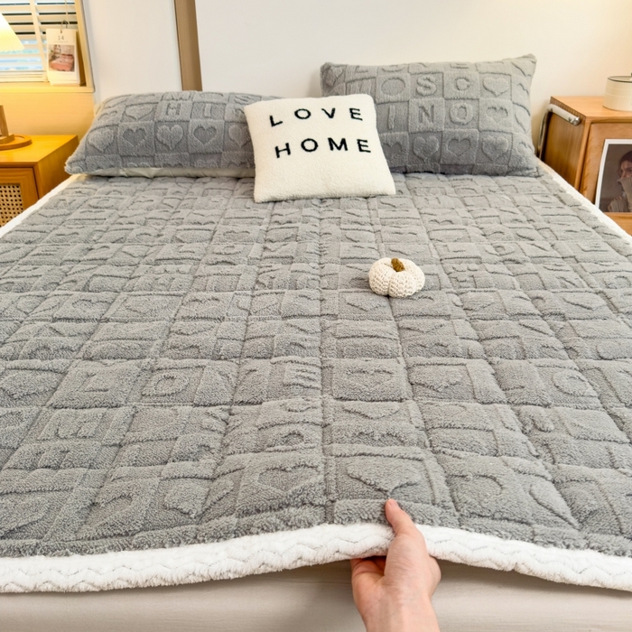 91家纺网 家纺一手货源 找家纺 希廷顿 2024新款高克重塔芙绒床护垫 爱心-绅士灰