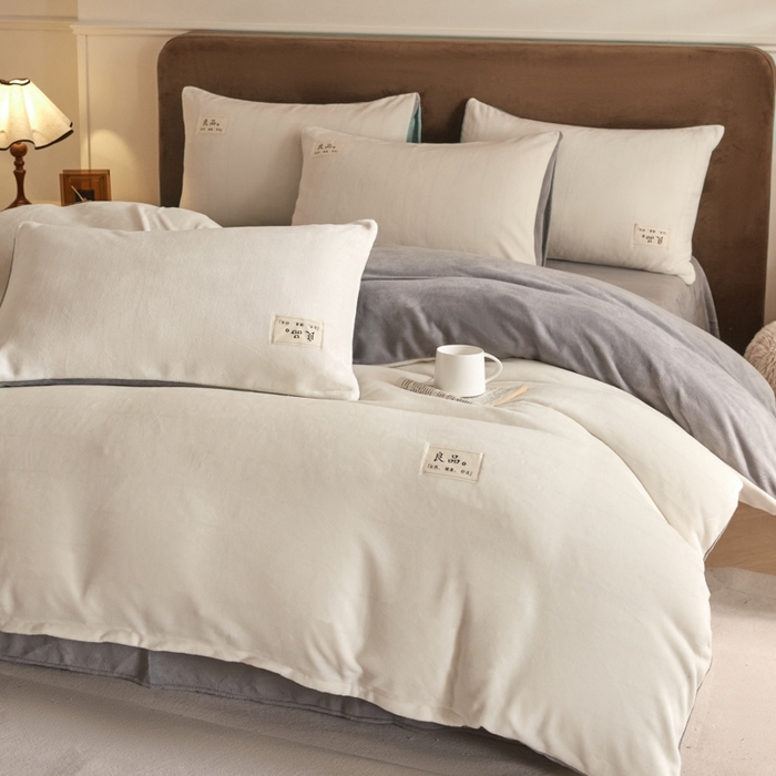 91家纺网 家纺一手货源 找家纺 澳梵家居 2024新款牛奶绒素色双拼四件套--【暖茶系列】 暖茶-奶白灰