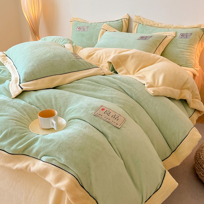 91家纺网 家纺一手货源 找家纺 全季家居 2024新款A类良品纯色双拼牛奶绒高克重加厚保暖被套单件 果绿+米黄