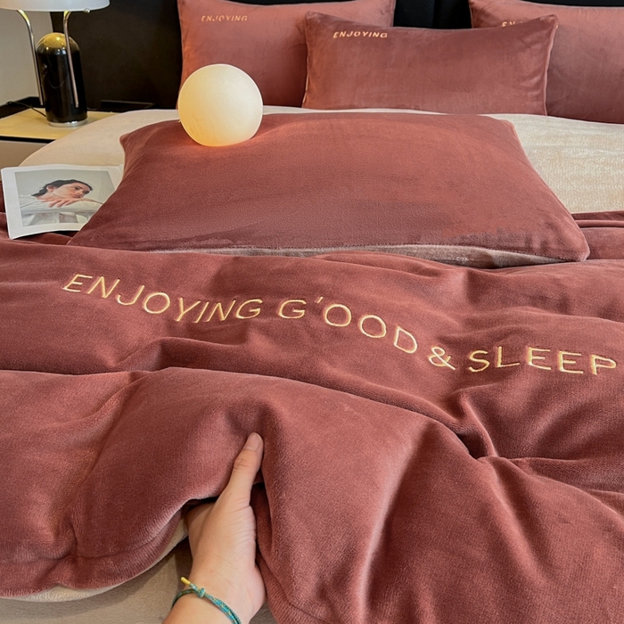 91家纺网 家纺一手货源 找家纺 澳梵家居 2024新款牛奶绒刺绣四件套--【山岚系列】 波多红拼卡其