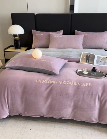 91家纺网 家纺一手货源 找家纺 澳梵家居 2024新款牛奶绒刺绣四件套--【山岚系列】 芋泥紫拼灰