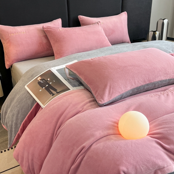 91家纺网 家纺一手货源 找家纺 澳梵家居 2024新款牛奶绒刺绣四件套--【山岚系列】 豆沙红拼灰