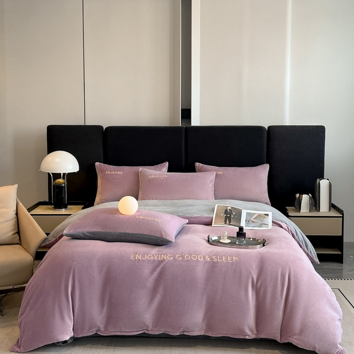 91家纺网 家纺一手货源 找家纺 澳梵家居 2024新款牛奶绒刺绣四件套--【山岚系列】 芋泥紫拼灰