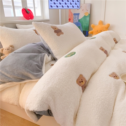 91家纺网 家纺一手货源 找家纺 2025新款高克重加厚羊羔绒牛奶绒四件套 小熊白灰