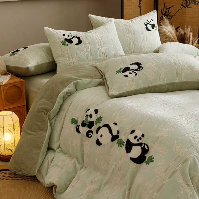 91家纺网 家纺一手货源 找家纺 蜜柚 2024新款230克全消光色烂牛奶绒毛巾绣四件套 熊猫仔-绿