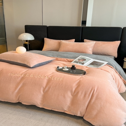 91家纺网 家纺一手货源 找家纺 澳梵家居 2024新款牛奶绒刺绣四件套--【山岚系列】 粉玉拼灰