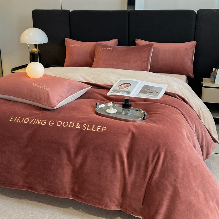 91家纺网 家纺一手货源 找家纺 澳梵家居 2024新款牛奶绒刺绣四件套--【山岚系列】 波多红拼卡其