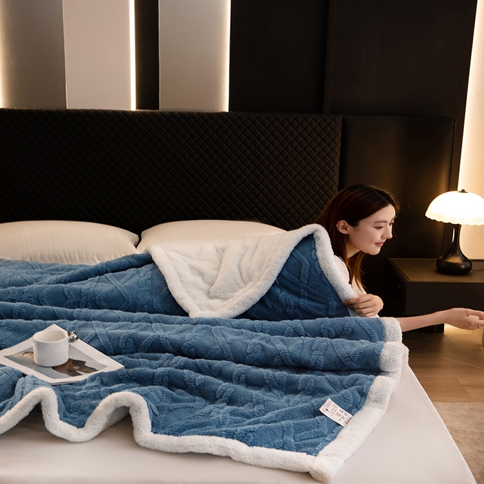 91家纺网 家纺一手货源 找家纺 澳梵家居 2024新款三层夹棉加厚塔肤绒毛毯 雾霾蓝-白