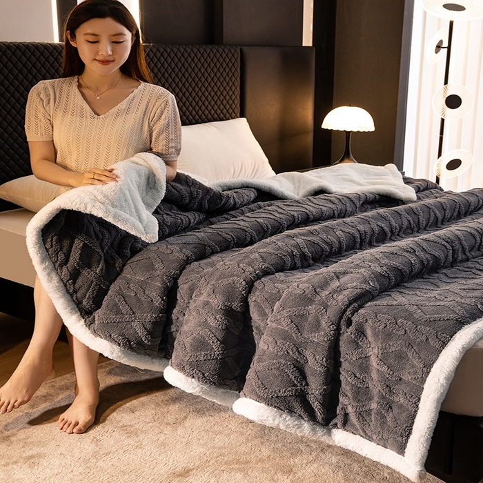 91家纺网 家纺一手货源 找家纺 澳梵家居 2024新款三层夹棉加厚塔肤绒毛毯 深灰-白