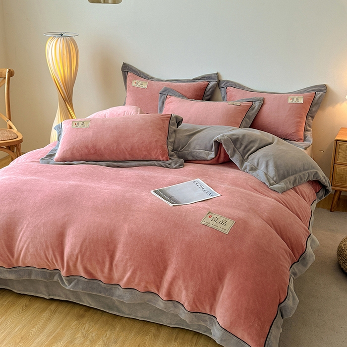 91家纺网 家纺一手货源 找家纺 全季家居 2024新款A类良品纯色双拼牛奶绒高克重加厚保暖四件套 豆沙+浅灰