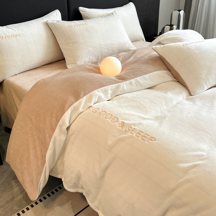 91家纺网 家纺一手货源 找家纺 澳梵家居 2024新款牛奶绒刺绣四件套--【山岚系列】 奶白拼卡其