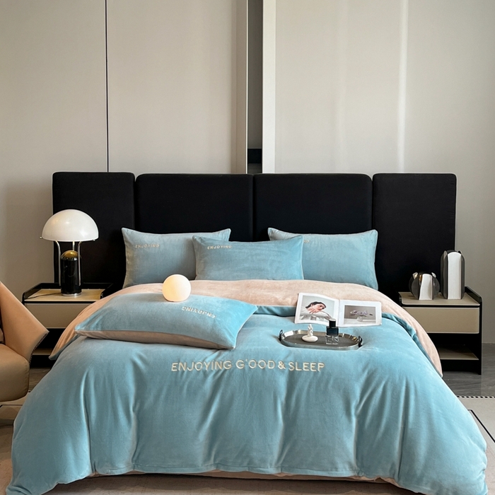 91家纺网 家纺一手货源 找家纺 澳梵家居 2024新款牛奶绒刺绣四件套--【山岚系列】 黛蓝拼卡其