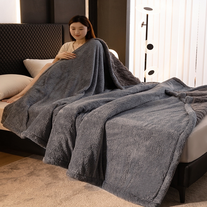 91家纺网 家纺一手货源 找家纺 澳梵家居 2024新款三层夹棉加厚塔肤绒毛毯 深灰-灰