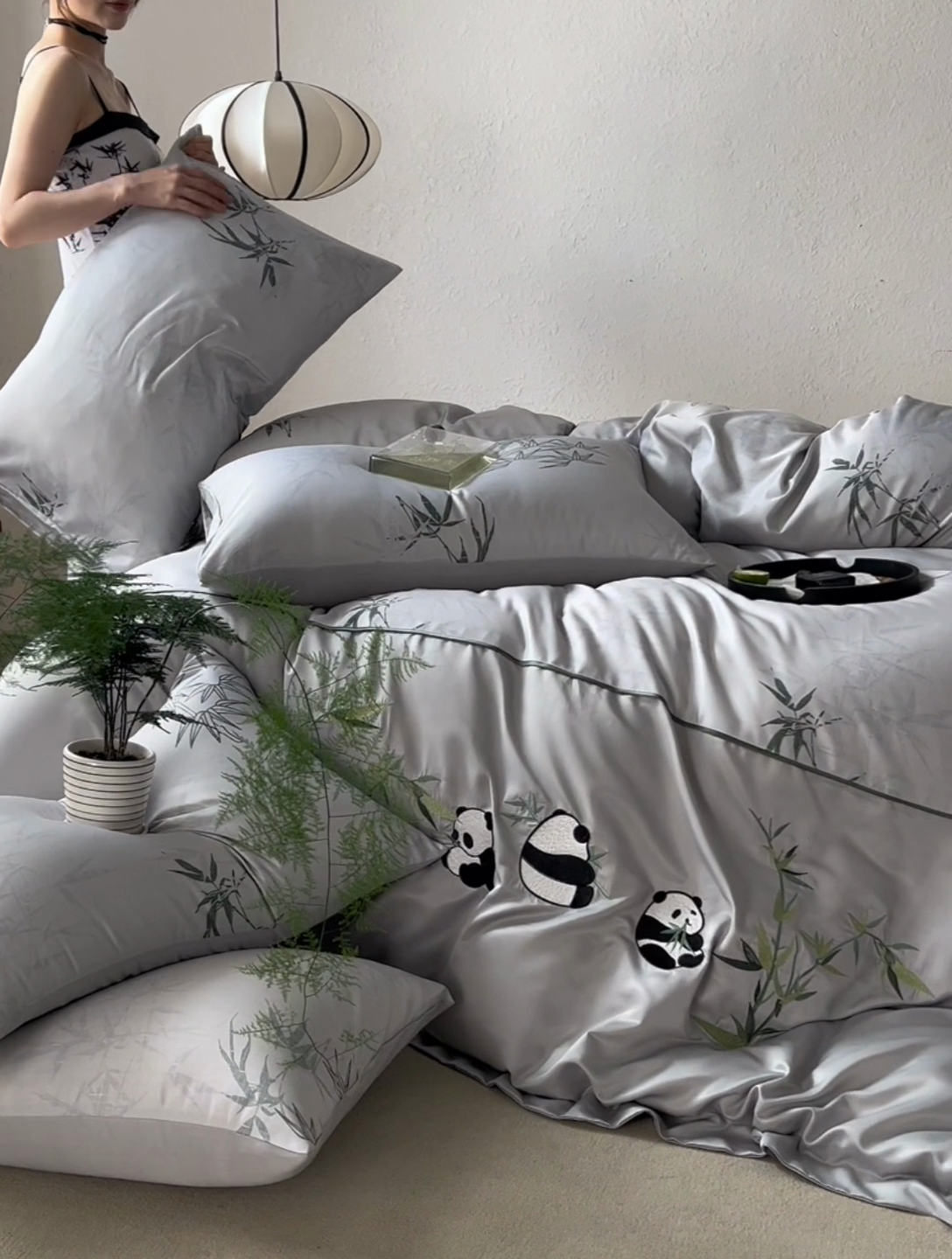 91家纺网 家纺一手货源 找家纺 2025新款亲肤磨毛刺绣四件套-抱竹熊猫 抱竹熊猫-浅灰
