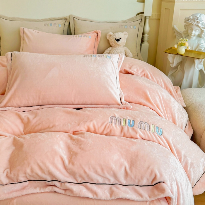 91家纺网 家纺一手货源 找家纺 梵克保罗  2024新款高克重9斤婴儿绒轻奢刺绣织带四件套 樱花粉