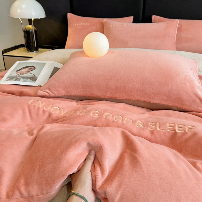 91家纺网 家纺一手货源 找家纺 澳梵家居 2024新款牛奶绒刺绣四件套--【山岚系列】 橙色拼卡其