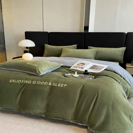 91家纺网 家纺一手货源 找家纺 澳梵家居 2024新款牛奶绒刺绣四件套--【山岚系列】 橄榄绿拼灰