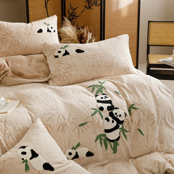 91家纺网 家纺一手货源 找家纺 蜜柚 2024新款230克全消光色烂牛奶绒毛巾绣四件套 熊猫墩墩-咖