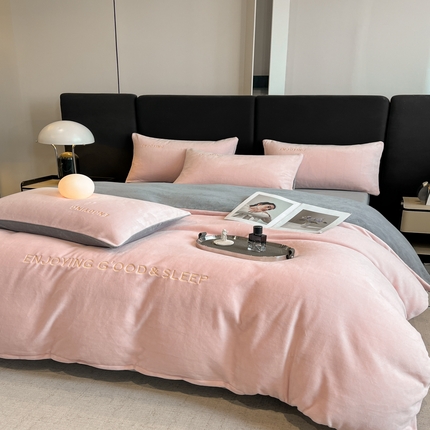 91家纺网 家纺一手货源 找家纺 澳梵家居 2024新款牛奶绒刺绣四件套--【山岚系列】 温柔粉拼灰