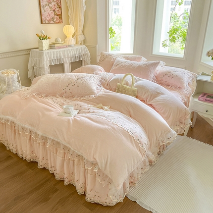 91家纺网 家纺一手货源 找家纺 网红馆（ck家纺） 2025新款加厚保暖高克重牛奶绒蕾丝花边床裙款恬星系列四件套 恬星-樱落粉