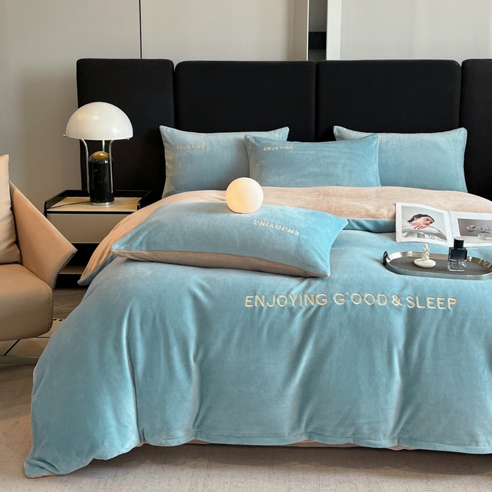 91家纺网 家纺一手货源 找家纺 澳梵家居 2024新款牛奶绒刺绣四件套--【山岚系列】 黛蓝拼卡其