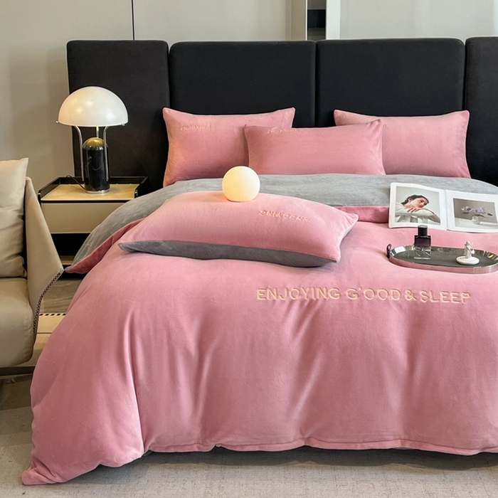 91家纺网 家纺一手货源 找家纺 澳梵家居 2024新款牛奶绒刺绣四件套--【山岚系列】 豆沙红拼灰