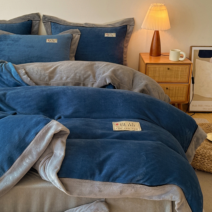 91家纺网 家纺一手货源 找家纺 全季家居 2024新款A类良品纯色双拼牛奶绒高克重加厚保暖被套单件 风暴蓝+浅灰