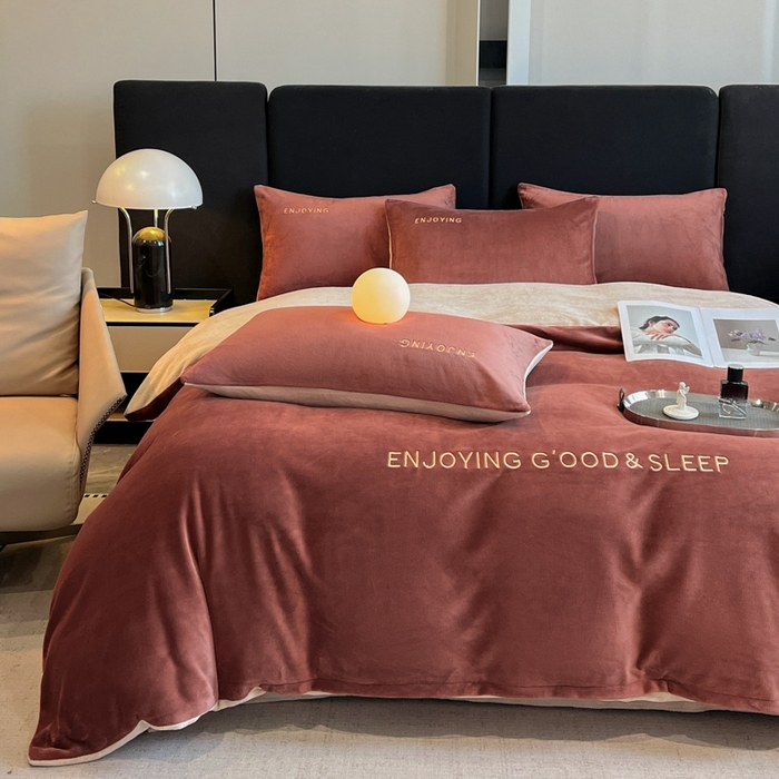 91家纺网 家纺一手货源 找家纺 澳梵家居 2024新款牛奶绒刺绣四件套--【山岚系列】 波多红拼卡其