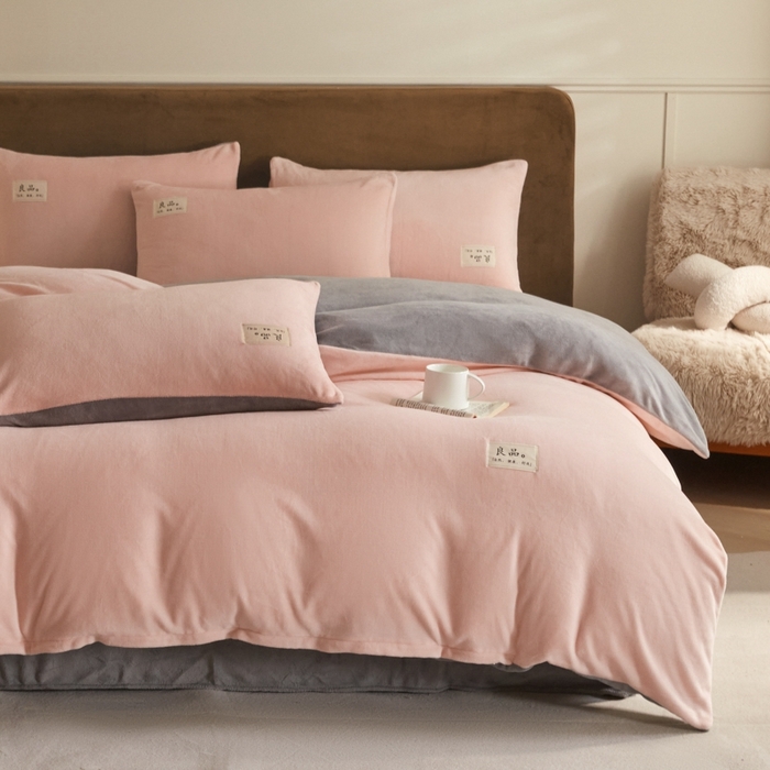 91家纺网 家纺一手货源 找家纺 澳梵家居 2024新款牛奶绒素色双拼四件套--【暖茶系列】 暖茶-温柔粉