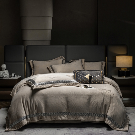 91家纺网 家纺一手货源 找家纺 （总）瑞雪家居 2025新款牛奶绒宽边刺绣四件套-瑞亚