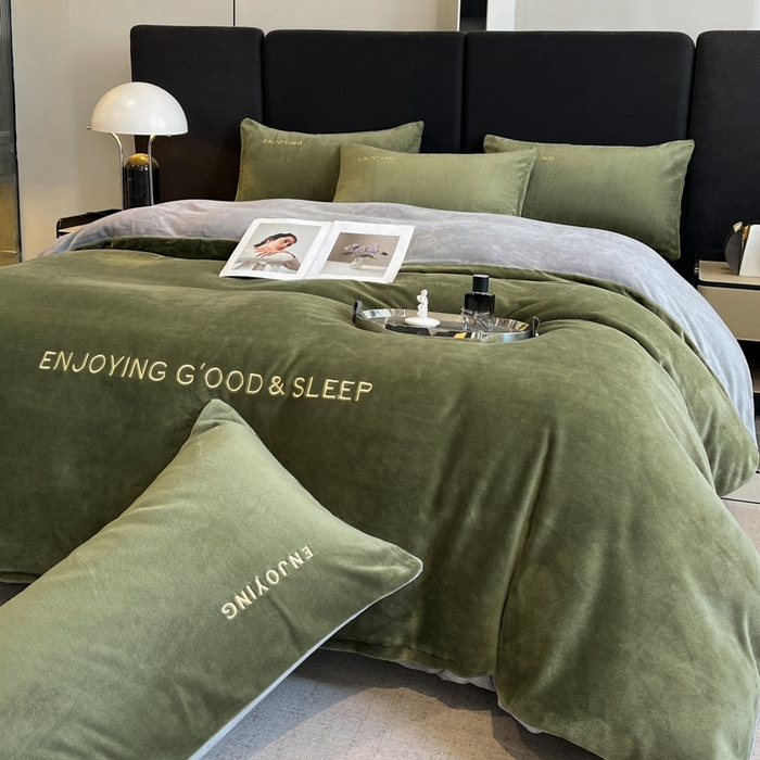 91家纺网 家纺一手货源 找家纺 澳梵家居 2024新款牛奶绒刺绣四件套--【山岚系列】 橄榄绿拼灰