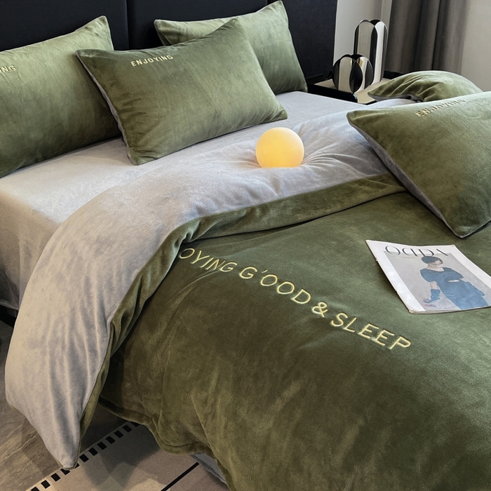 91家纺网 家纺一手货源 找家纺 澳梵家居 2024新款牛奶绒刺绣四件套--【山岚系列】 橄榄绿拼灰