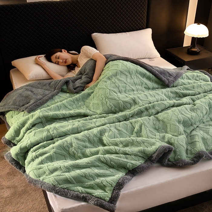 91家纺网 家纺一手货源 找家纺 澳梵家居 2024新款三层夹棉加厚塔肤绒毛毯 草绿-灰