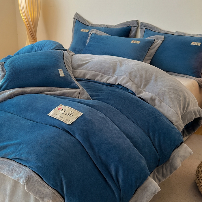 91家纺网 家纺一手货源 找家纺 全季家居 2024新款A类良品纯色双拼牛奶绒高克重加厚保暖被套单件 风暴蓝+浅灰