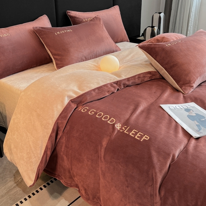 91家纺网 家纺一手货源 找家纺 澳梵家居 2024新款牛奶绒刺绣四件套--【山岚系列】 波多红拼卡其