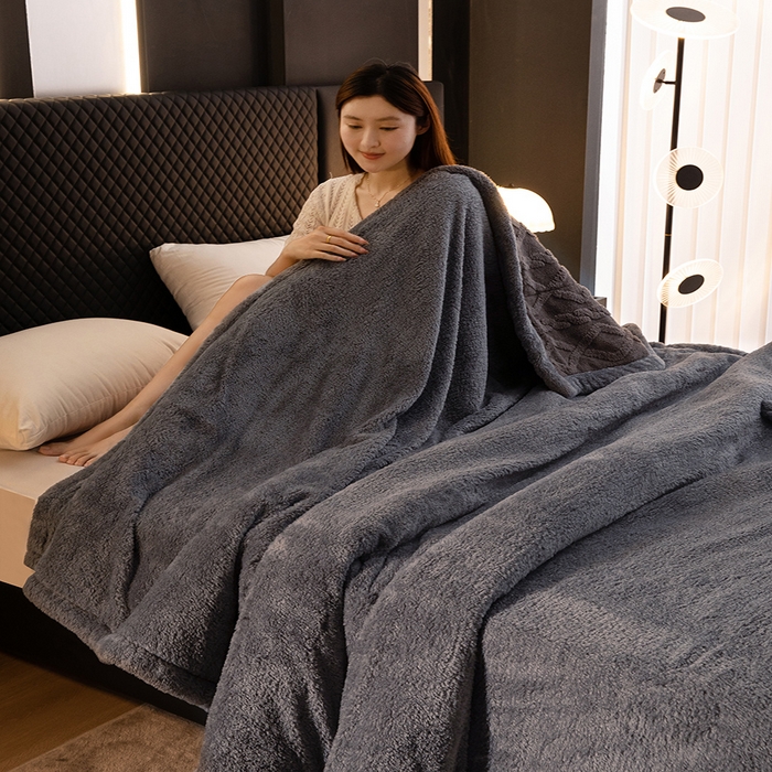 91家纺网 家纺一手货源 找家纺 澳梵家居 2024新款三层夹棉加厚塔肤绒毛毯 深灰-灰